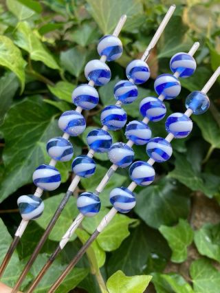 Vinuté perle vyráběné na sklářském kahanu - bez použití forem - jsou kouzelné v tom, že každá perla je jiná. Každá má...