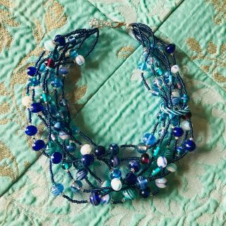 Velké šperky mnoho zákaznic vyloženě děsí. Vždy říkám, ať si dámy zkusí šperk vzít v pohodlí domova na krk, zvyknou si...