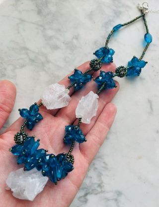 Neopracovaný křišťál v kombinaci s krásně broušeným českým sklem. Moc mě tahle kombinace baví 😍 Je to jeden z mnoha...