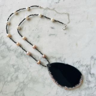 Dnes něco trochu jiného 😊 náhrdelník z říčních perel a achátu. Perly jsou u zapínání světlé a ke středu náhrdelníku...